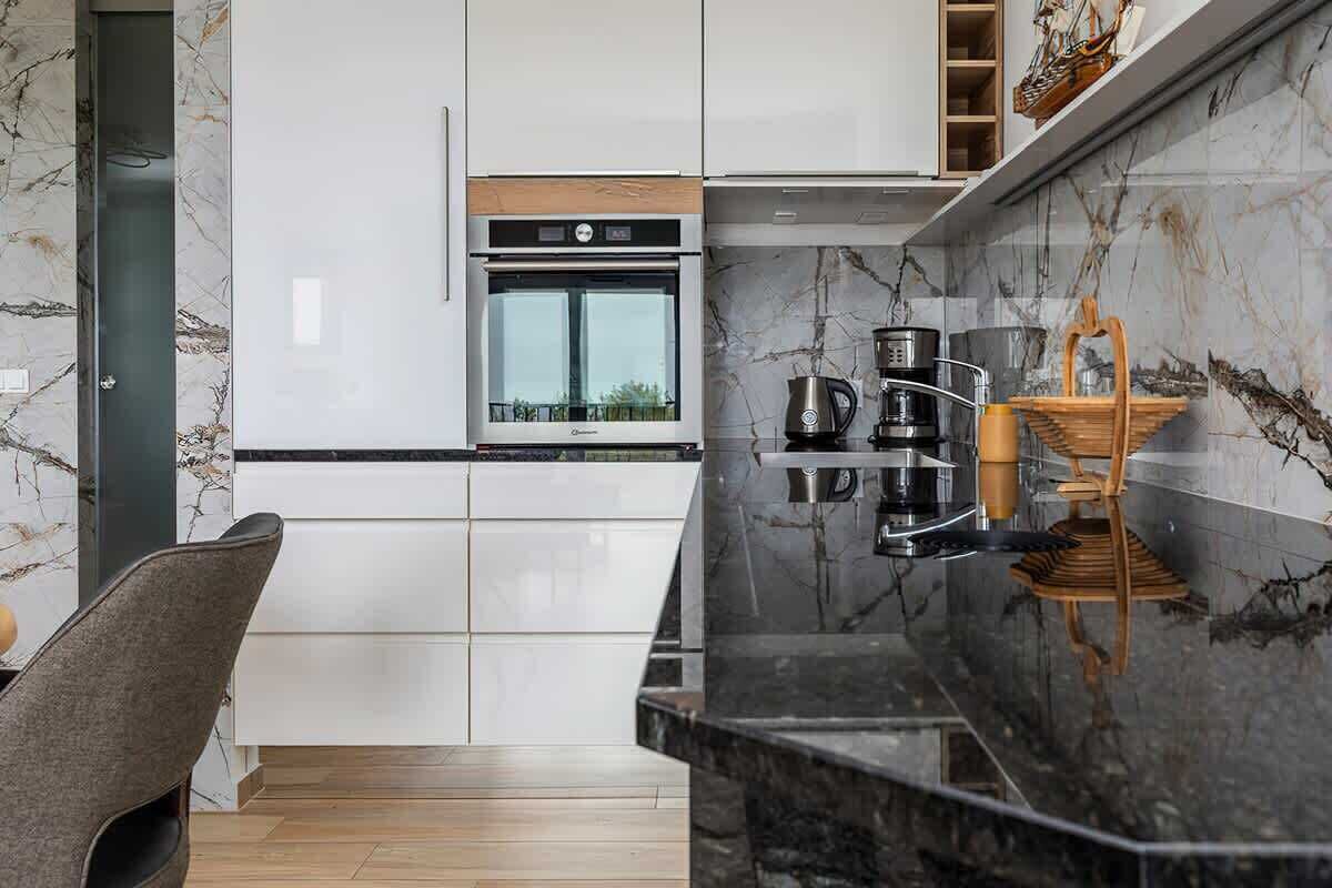 Coffee/tea maker, fridge, oven, stovetop