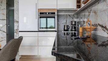 Coffee/tea maker, fridge, oven, stovetop