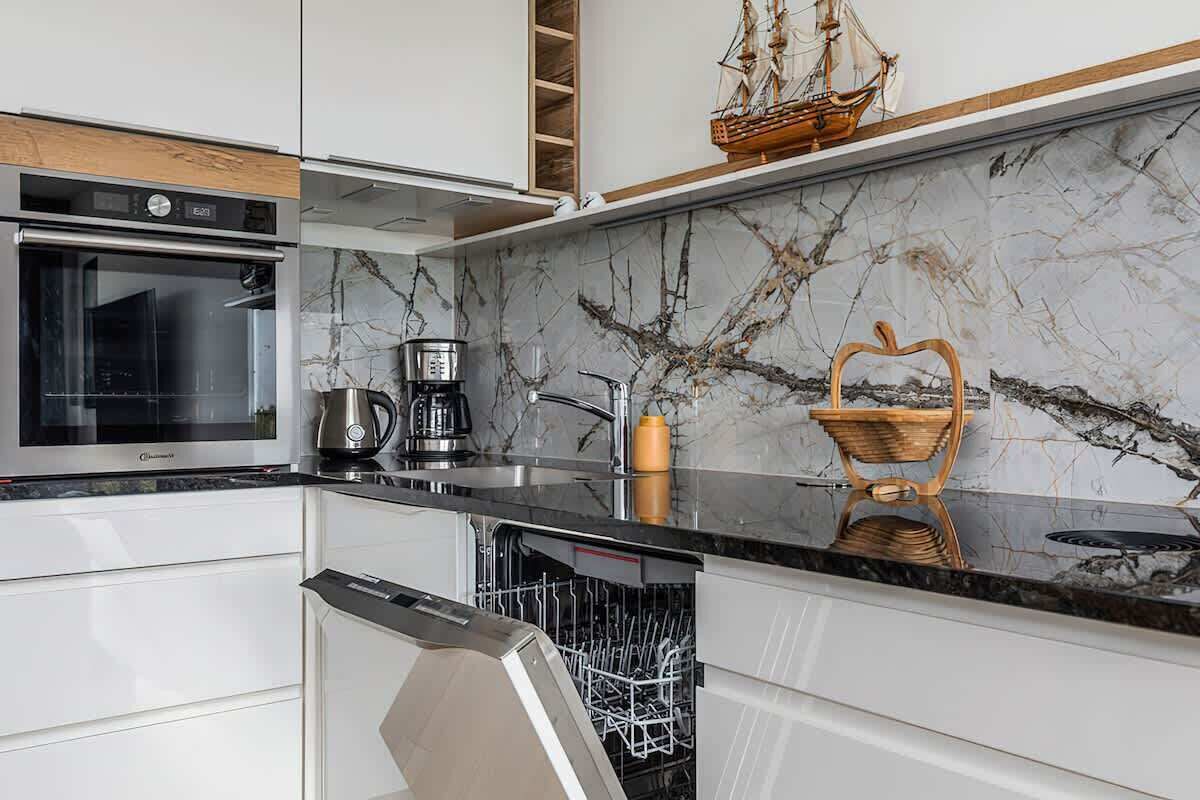 Jääkaappi, uuni, liesi, astianpesukone