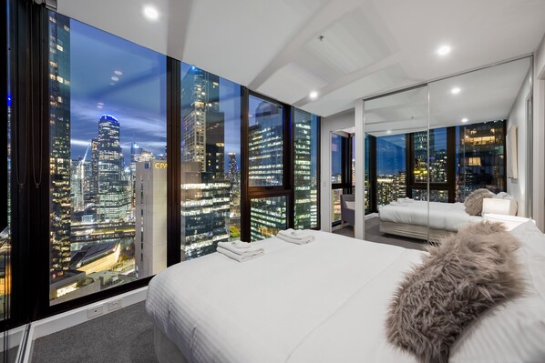 3 bedrooms, iron/ironing board, free WiFi, bed sheets - Exclusive Stays - Southbank Grand (Southbank)