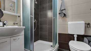 Douche, sĂšche-cheveux, serviettes fournies