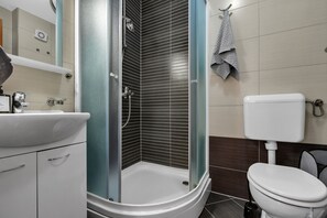 Douche, sèche-cheveux, serviettes fournies