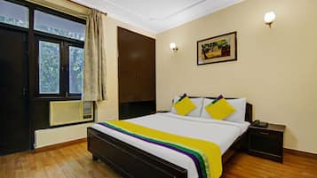 Habitación estándar | Escritorio, tabla de planchar con plancha y ropa de cama