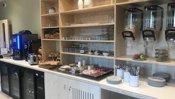 Tägliches kontinentales Frühstück (19 EUR pro Person)