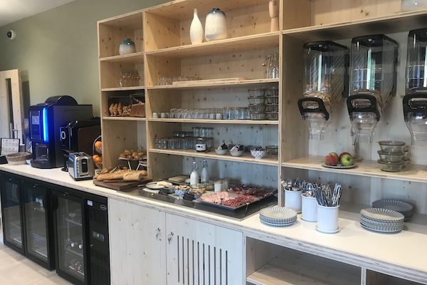 Daily continental breakfast (EUR 19 per person)