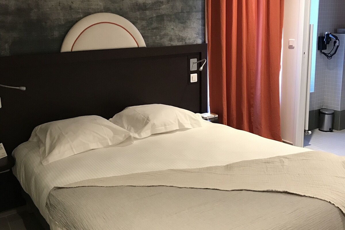 Ropa de cama de alta calidad, minibar, caja fuerte y escritorio
