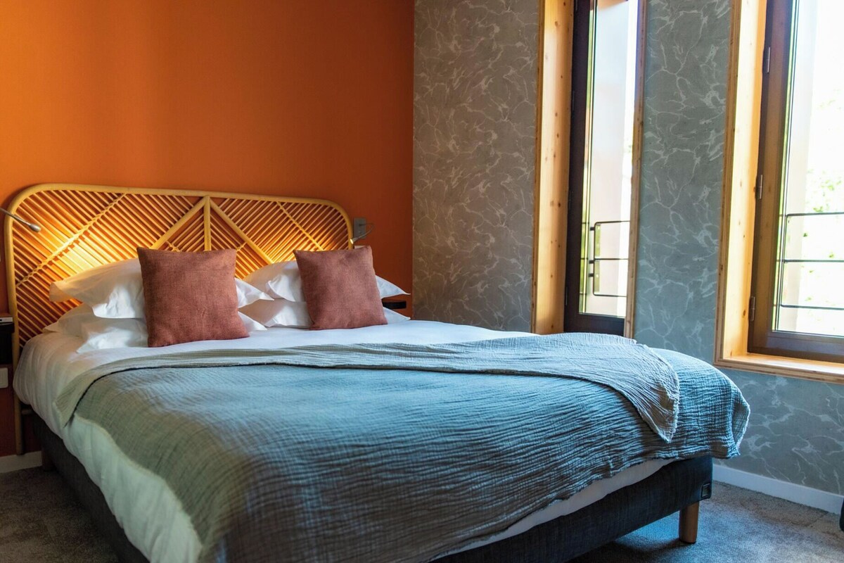 Ropa de cama de alta calidad, minibar, caja fuerte y escritorio