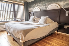 1 bedroom, premium bedding, minibar, in-room safe