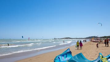 Plage privée, sable blanc, chaises longues, parasols