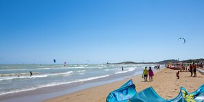 Private beach, white sand, sun loungers, beach umbrellas - VILLAGGIO ALMAR (Vieste)