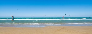 Privatstrand, weißer Sandstrand, Liegestühle, Sonnenschirme