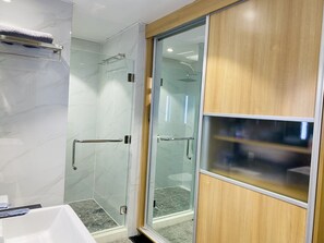 Chuveiro, secador de cabelo, bidê, toalhas de banho