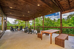 Outdoor dining - 30% OFF: NOW thru Friday 1/30. Stay thru 1/31/27. (Sevierville)