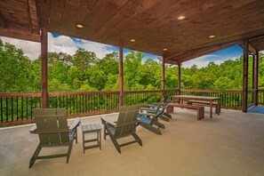 Outdoor dining - 30% OFF: NOW thru Friday 1/30. Stay thru 1/31/27. (Sevierville)