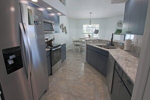 Fridge, microwave, oven, stovetop - Pinemoor Golf Course Pool Home #188 (Rotonda West)