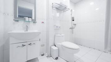 Douche, sèche-cheveux, chaussons, serviettes fournies