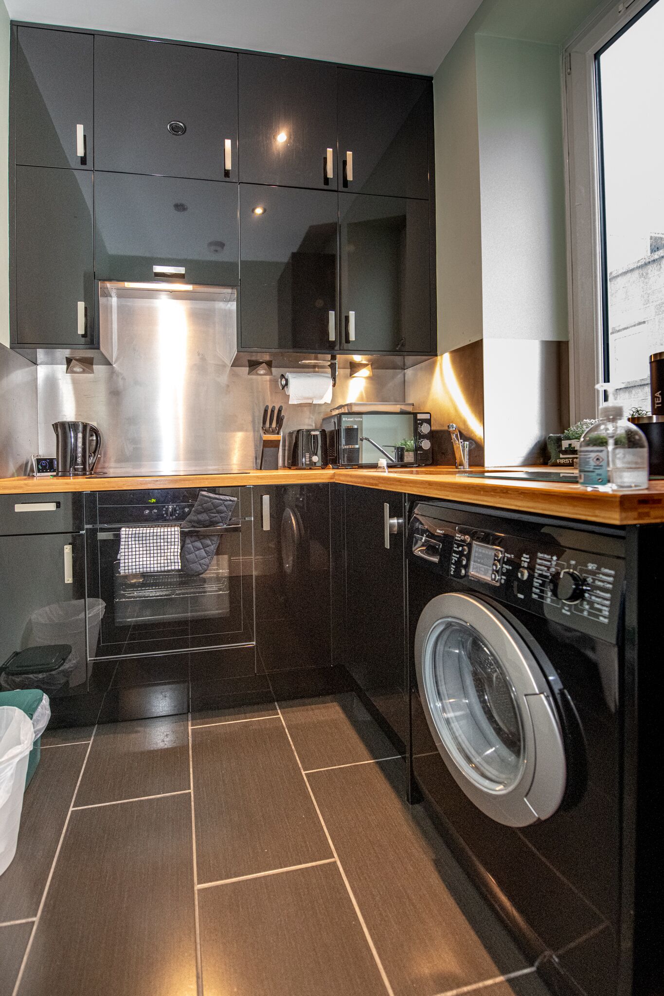 Fridge, microwave, oven, coffee/tea maker