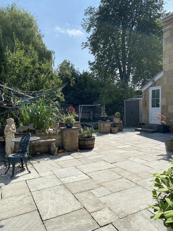Terrace/patio - Charming 1-bed Studio With Private Entrance (Bath)