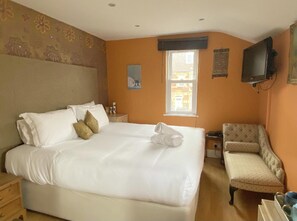 1 bedroom, free WiFi, bed sheets - Charming 1-bed Studio With Private Entrance (Bath)