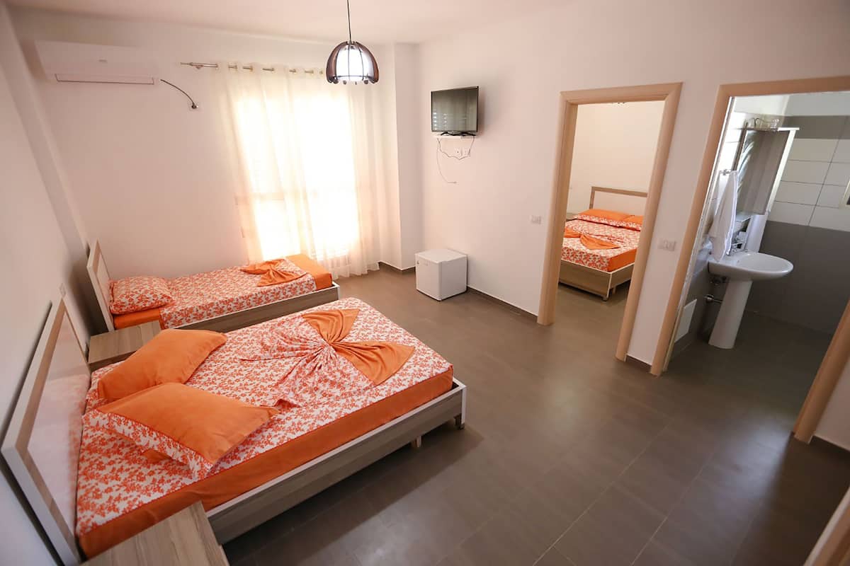 1 habitación, escritorio, sistema de insonorización y ropa de cama