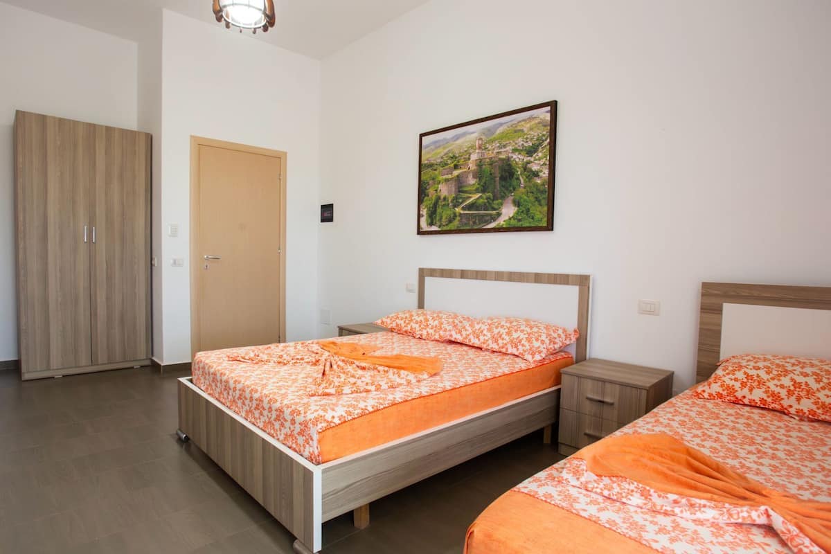 1 habitación, escritorio, sistema de insonorización y ropa de cama