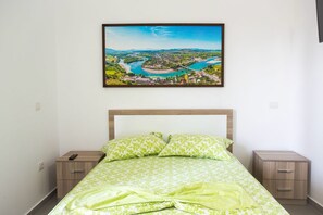 Bureau, chambres insonorisées, draps fournis