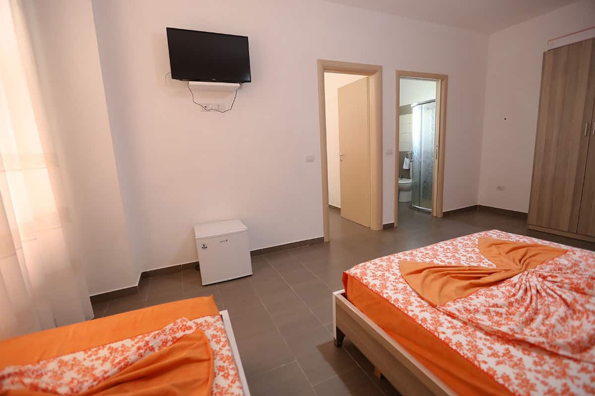 1 habitación, escritorio, sistema de insonorización y ropa de cama