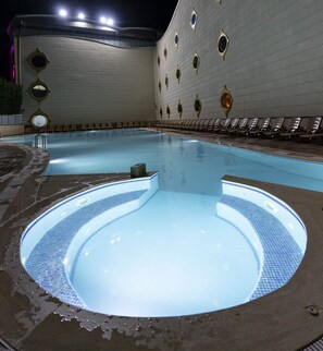 2 piscinas internas, piscina externa