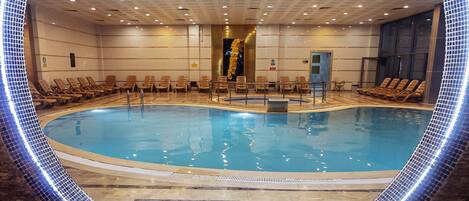 2 binnenzwembaden en een buitenzwembad