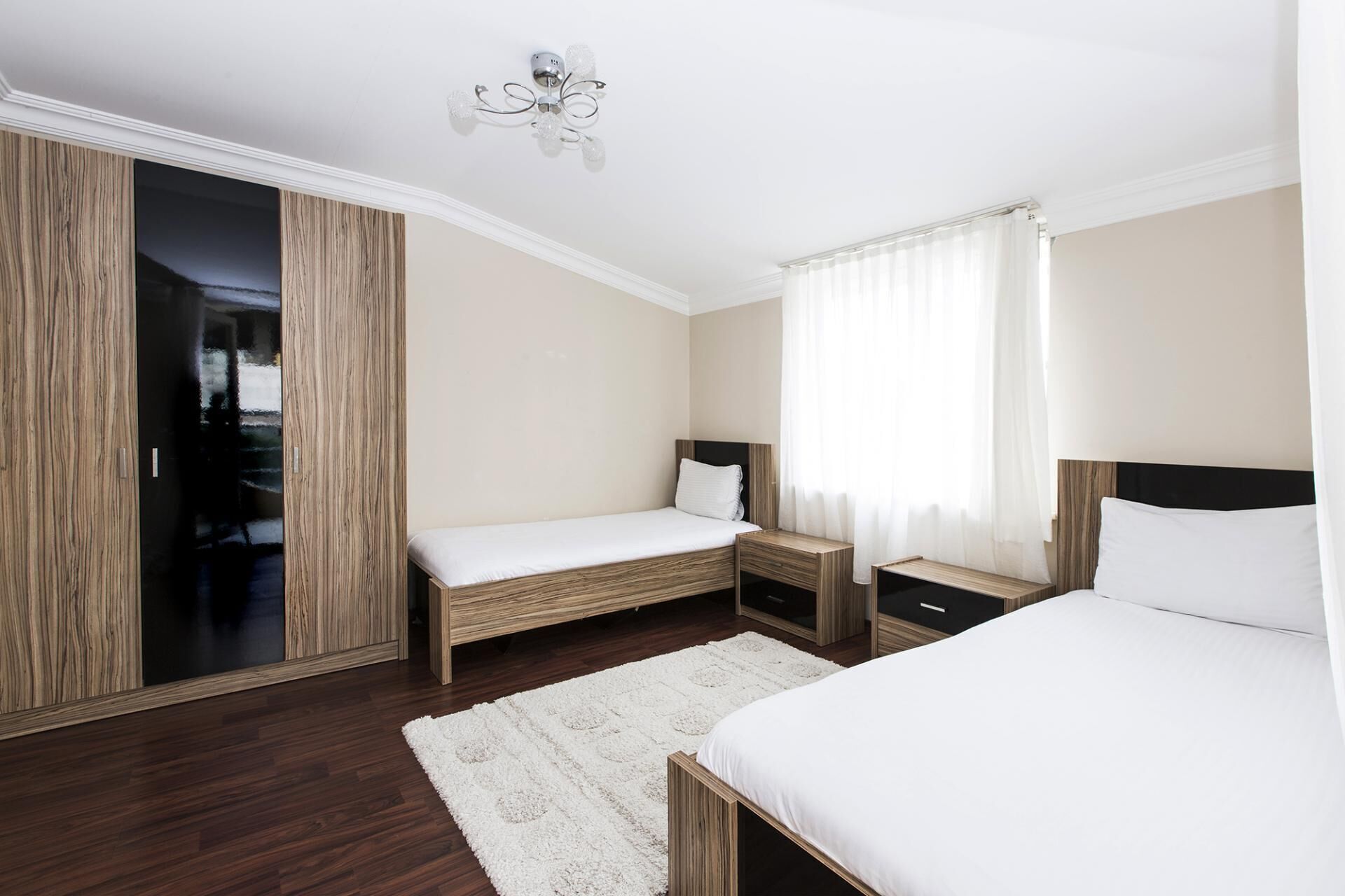 Desk, free cots/infant beds, bed sheets