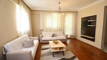 Escritorio, cunas gratuitas y ropa de cama