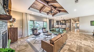 Télévision, cheminée, livres