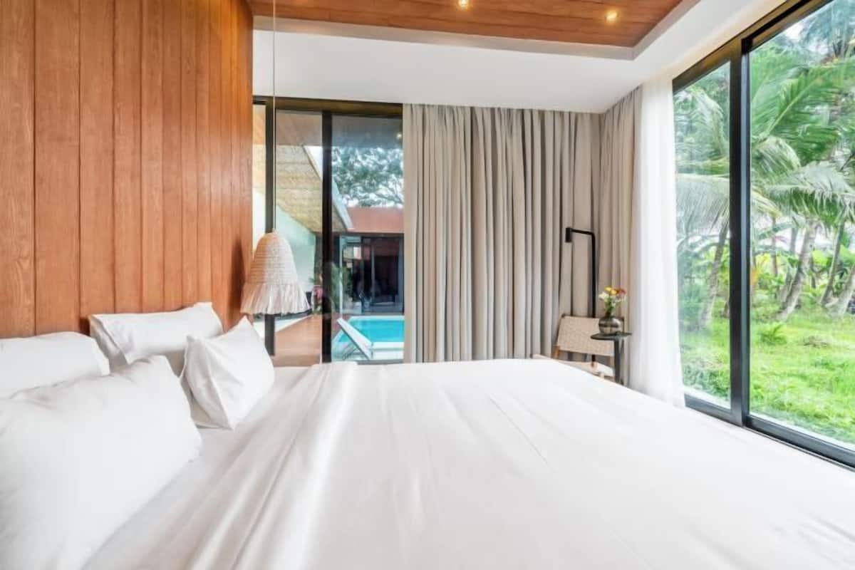 3 bedrooms, laptop workspace, blackout curtains, free cots/infant beds