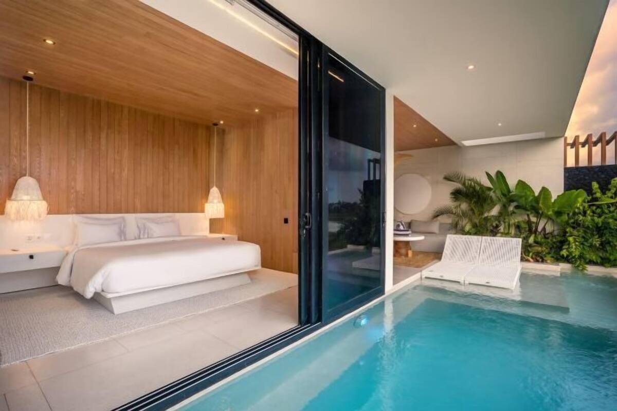 3 bedrooms, laptop workspace, blackout curtains, free cots/infant beds