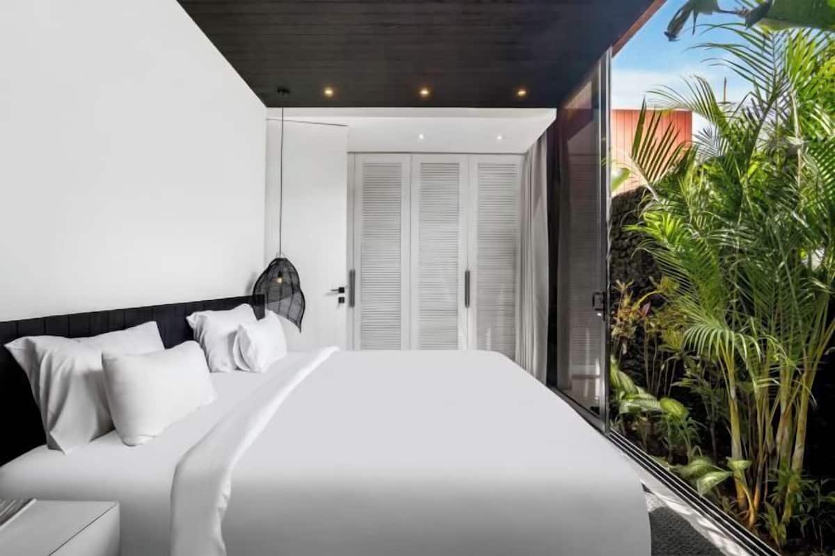 3 bedrooms, laptop workspace, blackout curtains, free cots/infant beds