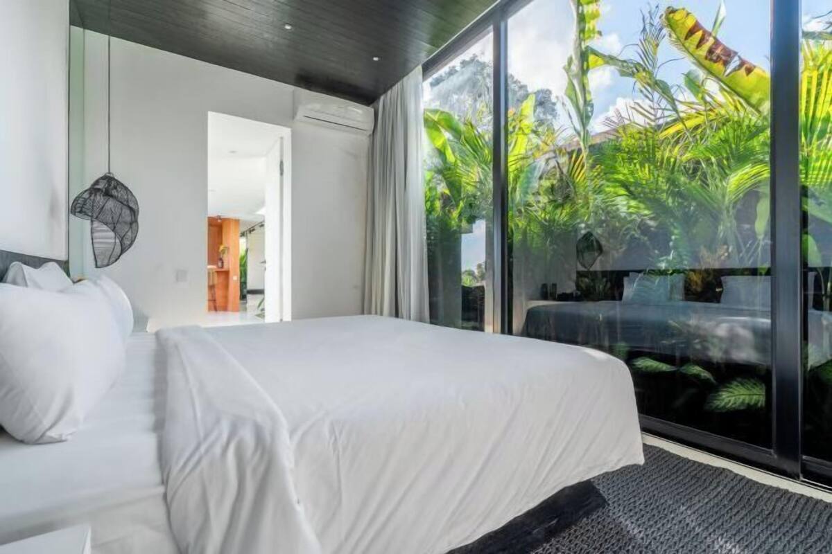 3 bedrooms, laptop workspace, blackout curtains, free cots/infant beds