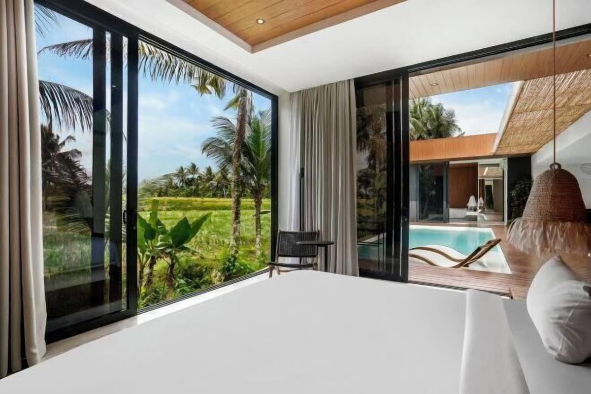 3 bedrooms, laptop workspace, blackout curtains, free cots/infant beds