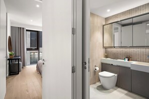 Apartment (2 Bedrooms) | Bathroom | Shower, free toiletries, hair dryer, towels
