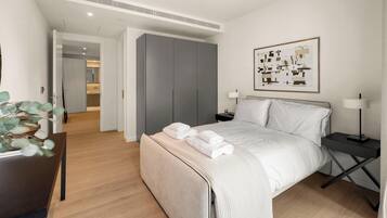 Apartemen (2 Bedrooms) | 2 kamar tidur, seprai premium, meja kerja, dan ruang kerja ramah laptop