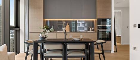 Apartment (2 Bedrooms) | Eigene Küche | Kühlschrank, Mikrowelle, Ofen, Herdplatte