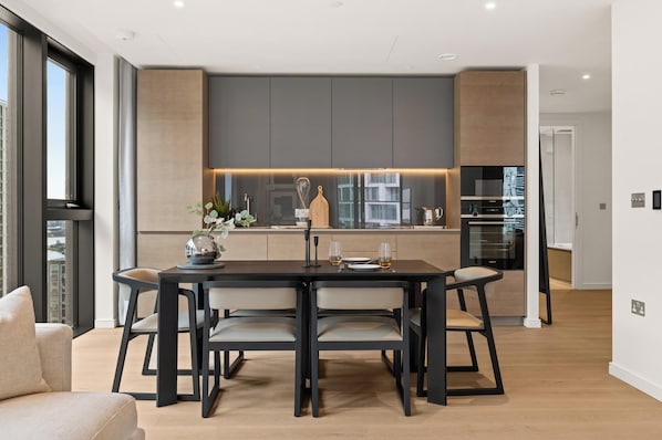 Apartment (2 Bedrooms) | Private kitchen | Fridge, microwave, oven, stovetop