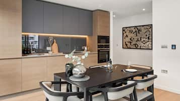 Apartemen (2 Bedrooms) | Dapur pribadi | Lemari es, microwave, oven, dan kompor