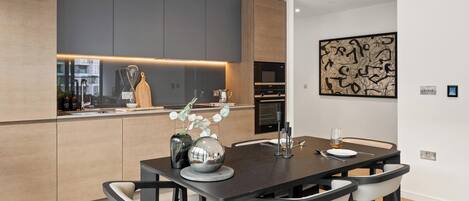 Appartement (2 Bedrooms) | Cuisine privée | Réfrigérateur, micro-ondes, four, plaque de cuisson