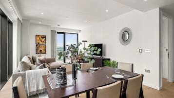 Apartment (2 Bedrooms) | Essbereich im Zimmer