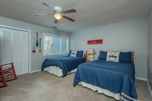 3 bedrooms, iron/ironing board, internet, bed sheets