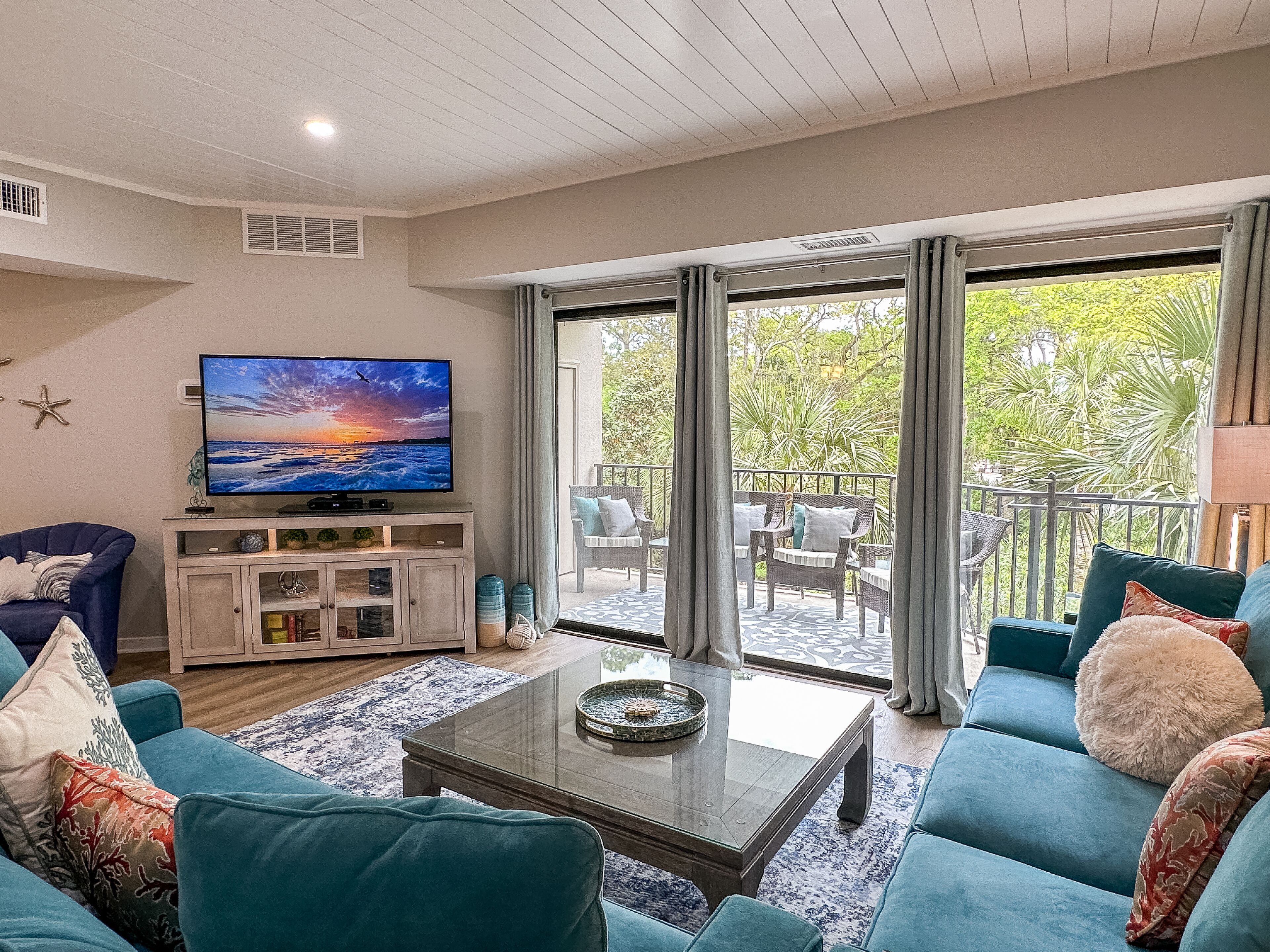 223 Forest Beach Villa - 2023 RENO! STEPS TO BEACH, COLIGNY AND RESTAURANTS!