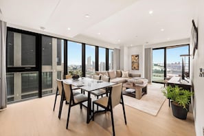 Apartamento (2 Bedrooms) | Opções para refeição no quarto