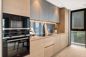 Apartment (2 Bedrooms) | Private kitchen | Fridge, microwave, oven, stovetop - Luxury two Bedroom Apartment in East Londons Docklands (London)
