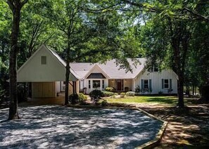 Exterior - Dare to dream with a full dock on Lake Oconee (Eatonton)