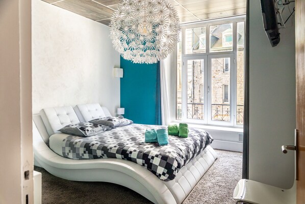 4 chambres, bureau, fer et planche à repasser, lit de bébé portatif